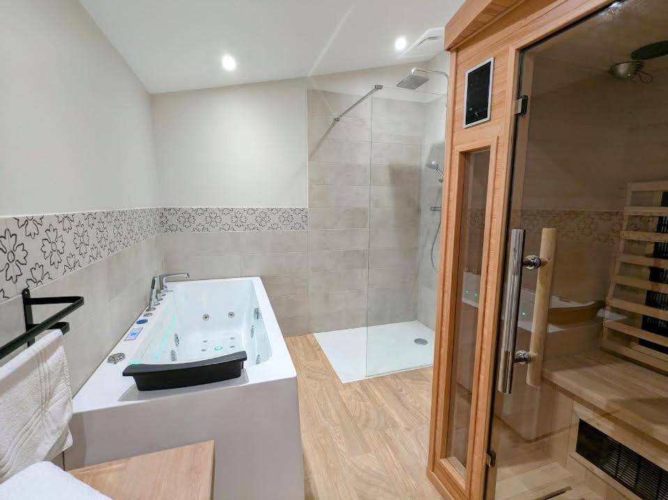 Le Boheme, Sauna & Spa Riorges Dış mekan fotoğraf